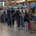 Kaosi me sistemin e ri të kontrollit, disa aeroporte europiane rikthejnë policët