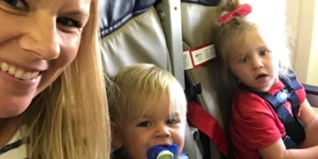 Ish-stjuardesa thotë se familjet me fëmijë të vegjël duhet të hipin të fundit në avion