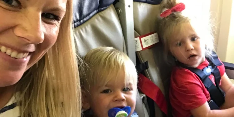 Ish-stjuardesa thotë se familjet me fëmijë të vegjël duhet të hipin të fundit në avion