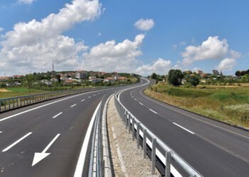 Paguajmë taksa mbi makina dhe qarkullimin 340 mln euro; për mirëmbajtjen e rrugëve vetëm 36 mln euro