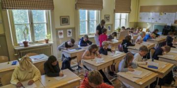 Fundi i epokës digjitale në shkolla? Suedia rikthehet te librat