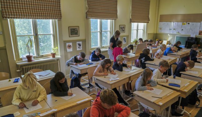 Fundi i epokës digjitale në shkolla? Suedia rikthehet te librat