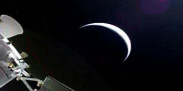 Artemis II lë orbitën e Tokës, astronautët rrëfejnë rrugën drejt Hënës: I gjithë globi duket si një sferë e vogël blu…