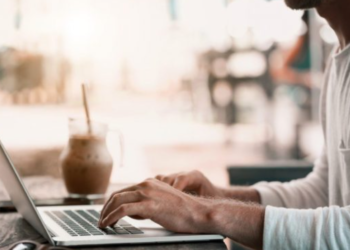 Nga mosmarrja e pagës te shërbimet private, ku po diskriminohen më shumë të huajt në Shqipëri