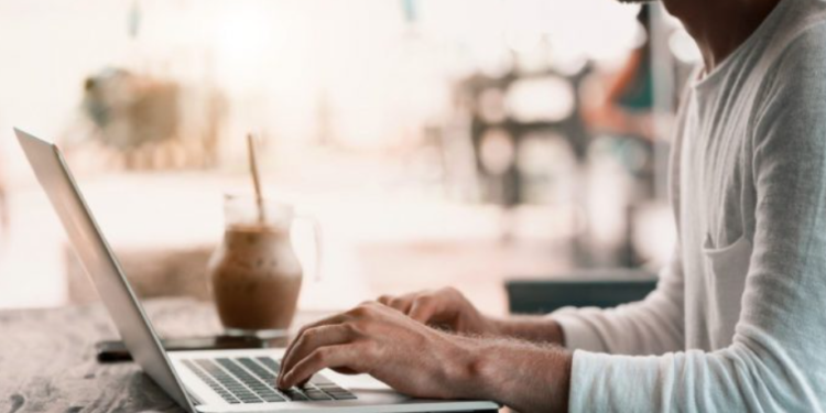 Nga mosmarrja e pagës te shërbimet private, ku po diskriminohen më shumë të huajt në Shqipëri