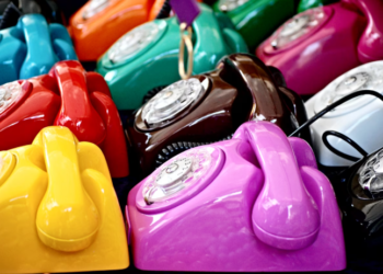 “Lufta” me ekranet, prindërit rikthejnë telefonin fiks për fëmijët. Sa funksionon?