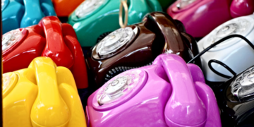 “Lufta” me ekranet, prindërit rikthejnë telefonin fiks për fëmijët. Sa funksionon?