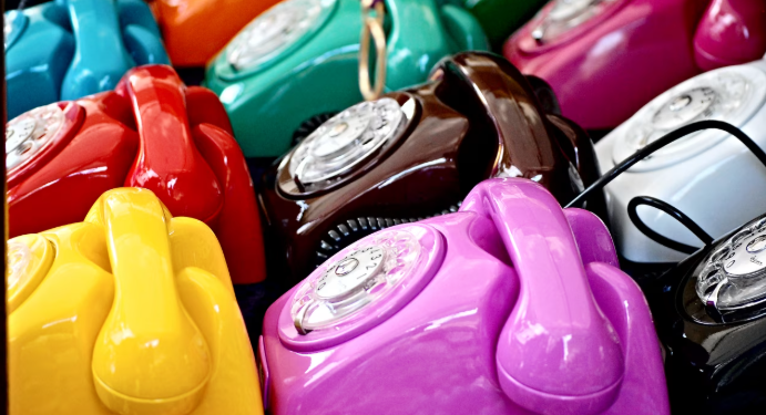 “Lufta” me ekranet, prindërit rikthejnë telefonin fiks për fëmijët. Sa funksionon?