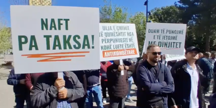 Blegtorët prodhues të qumështit, nisin protestat pas heqjes së subvencioneve të naftës