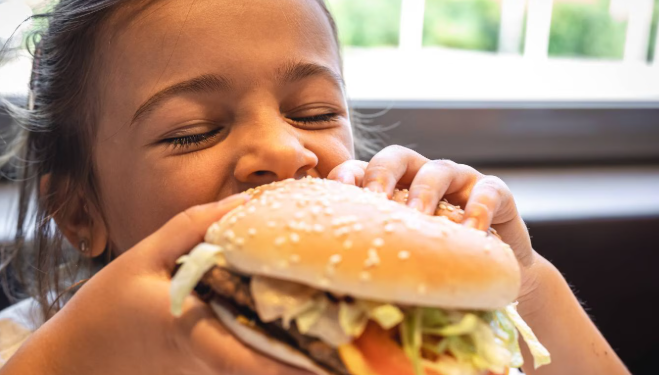 Fëmijët me probleme të mëlçisë, shkak kequshqyerja