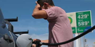 Nafta i afrohet sërish çmimit të 100 dollarëve për fuçi