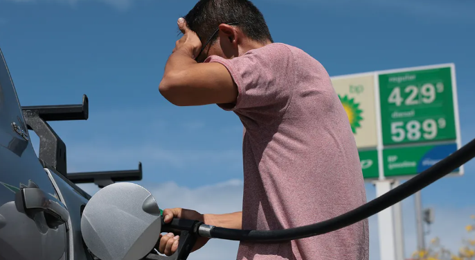 Nafta i afrohet sërish çmimit të 100 dollarëve për fuçi