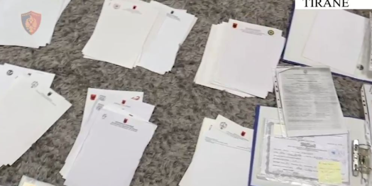 Zbulohet në Tiranë laboratori i diplomave false