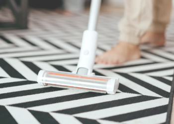 Ajri në të gjitha shtëpitë tona është i mbushur me mikroplastikë. Si të thithni më pak prej tij