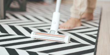 Ajri në të gjitha shtëpitë tona është i mbushur me mikroplastikë. Si të thithni më pak prej tij