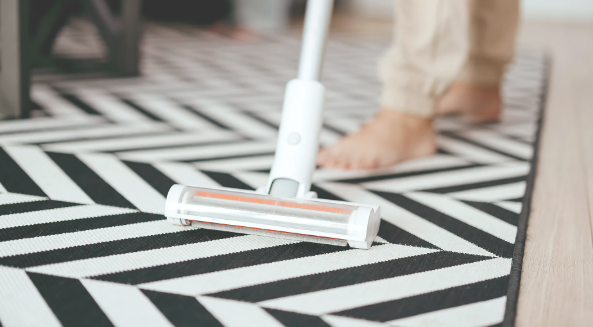 Ajri në të gjitha shtëpitë tona është i mbushur me mikroplastikë. Si të thithni më pak prej tij