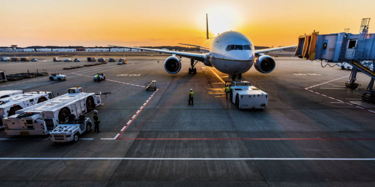 KRIZA/ Aeroportet europiane paralajmerojnë probleme të mëdha me fluturimet për shkak të mungesës së karburantit