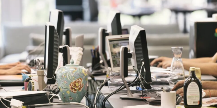 Inteligjenca Artificiale godet zyrat, punonjësit e kualifikuar në Shqipëri janë më të ekspozuar