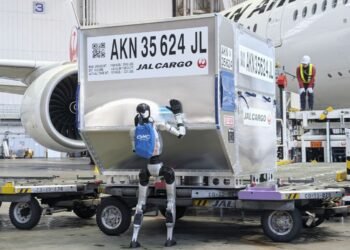 Shpikja e re, robotët humanoidë ngarkojnë bagazhesh në aeroport