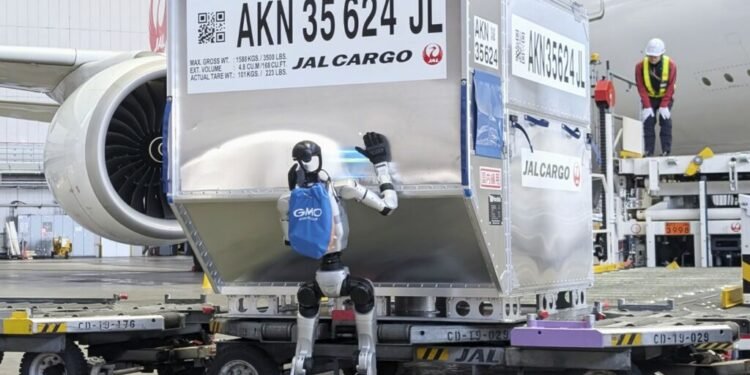 Shpikja e re, robotët humanoidë ngarkojnë bagazhesh në aeroport