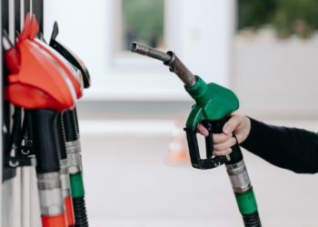 “A e do faturën?” Nafta mbi 200 lekë, por tregtarët s’lëshojnë kupon