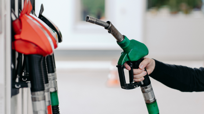 “A e do faturën?” Nafta mbi 200 lekë, por tregtarët s’lëshojnë kupon