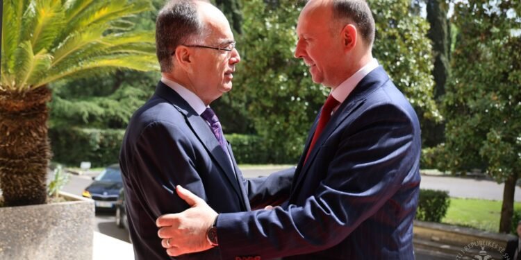 Presidenti Begaj pret në Tiranë kreun e Parlamentit të RMV: Marrëveshja e Ohrit nuk negociohet, zbatohet!
