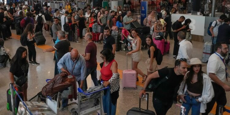 Grevë e kontrollorëve ajrorë në disa aeroporte italiane, fashat e orareve që s’do kenë probleme