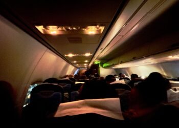 Pse ndryshojnë dritat në kabinën e avionit gjatë ngritjeve apo uljeve?