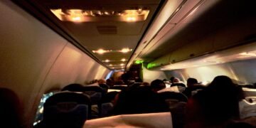 Pse ndryshojnë dritat në kabinën e avionit gjatë ngritjeve apo uljeve?