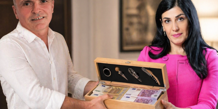 DOSJA/ Ergys Agasi dhe Ermal Beqiri i çonin Mirlinda Karçanajt kuti vere plot me euro prerje 100, 200 dhe 500