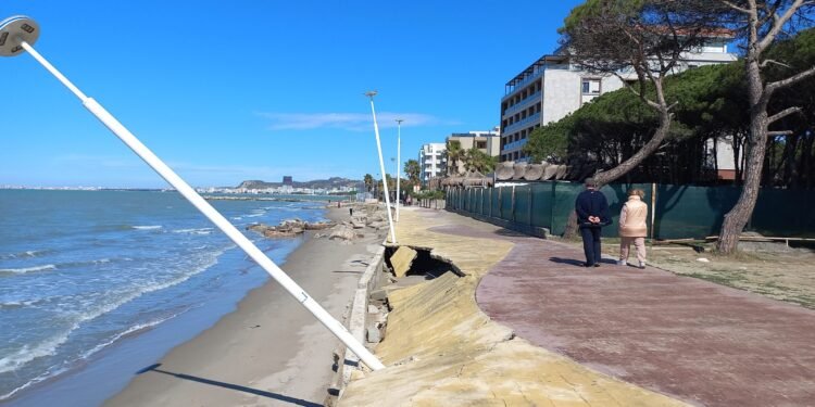 Nga Shëngjini në Vlorë, Shqipëria po tkurret çdo vit