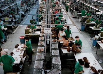 Lufta ndihmon eksportet shqiptare, përmes naftës së shtrenjtë; përkeqësohet industria fason në mars