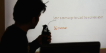 Universitetet amerikane po rikthejnë provimet me gojë për të luftuar Inteligjencën Artificiale