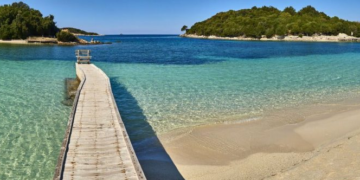 “Express”: Shqipëria, vendi evropian “më i mirë se Maldivet”, vetëm tre orë larg nga Britania e Madhe