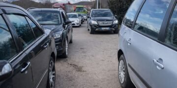 Taksat e larta të karburanteve, shqiptarët dynden në Maqedoni për të mbushur makinat