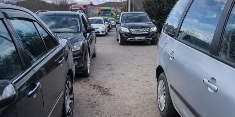 Taksat e larta të karburanteve, shqiptarët dynden në Maqedoni për të mbushur makinat