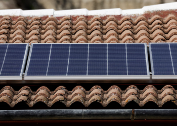 Lufta me Iranin, Europa pritet të “blindojë” çatitë me panele diellore