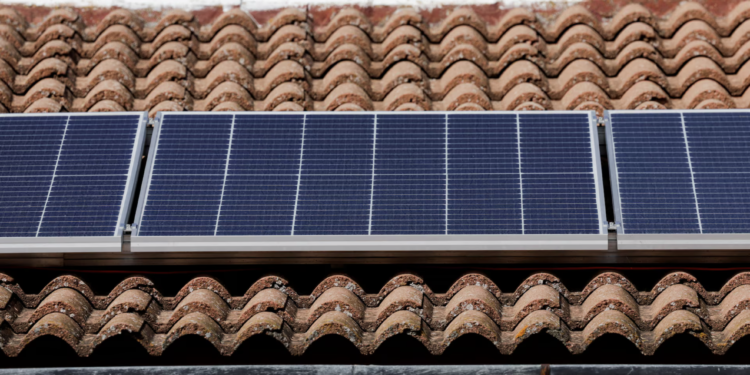 Lufta me Iranin, Europa pritet të “blindojë” çatitë me panele diellore