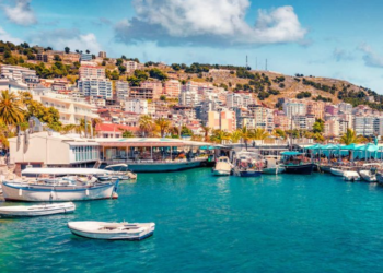 “Travel Off Path”: Valë turistësh në Shqipëri mes rregullave të reja të hyrjes në BE