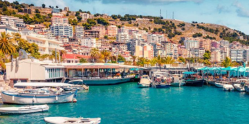 “Travel Off Path”: Valë turistësh në Shqipëri mes rregullave të reja të hyrjes në BE