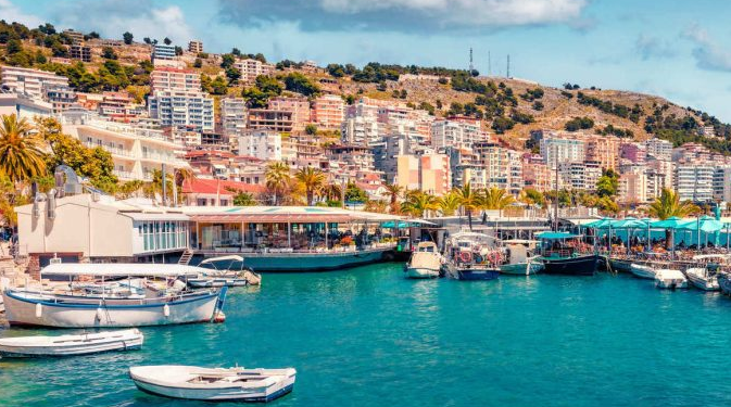 “Travel Off Path”: Valë turistësh në Shqipëri mes rregullave të reja të hyrjes në BE