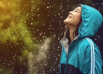 Katër përfitime të qëndrimit në shi