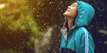 Katër përfitime të qëndrimit në shi