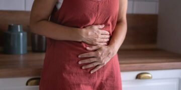 Pse stresi shkakton fryrje barku? Ekspertët tregojnë si të menaxhohet