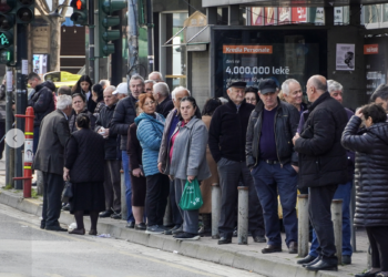 Pronarët e autobusëve urbanë lenë në rrugë mijëra qytetarë si presion për subvencione nga shteti