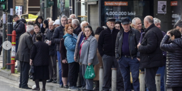 Pronarët e autobusëve urbanë lenë në rrugë mijëra qytetarë si presion për subvencione nga shteti