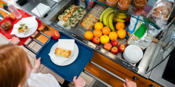 Anglia ndalon ushqimet e skuqura dhe me shumë sheqer në shkolla