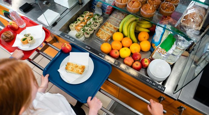 Anglia ndalon ushqimet e skuqura dhe me shumë sheqer në shkolla