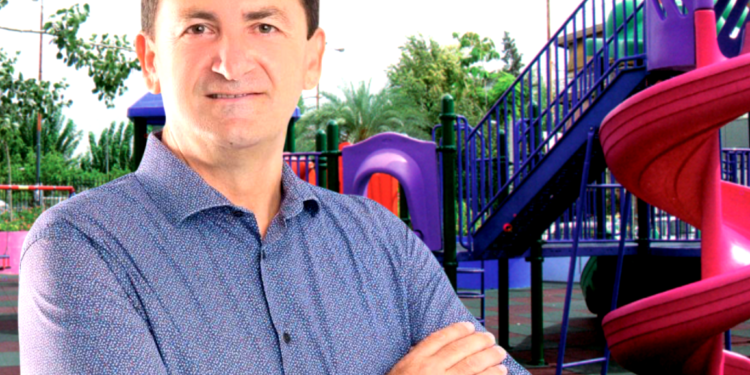 Kërkohet lodër fiks 17.85 m² dhe tub fiks 60.3 mm: Kujt ia ka “qepur” Vangjel Tavo tenderin e këndit të lodrave në Himarë?